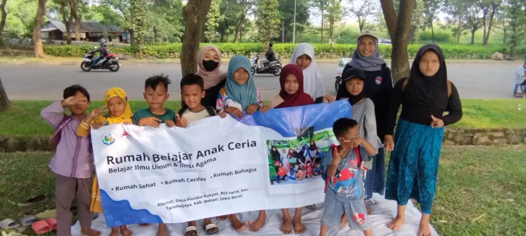 kegiatan belajar bersama anak jalanan